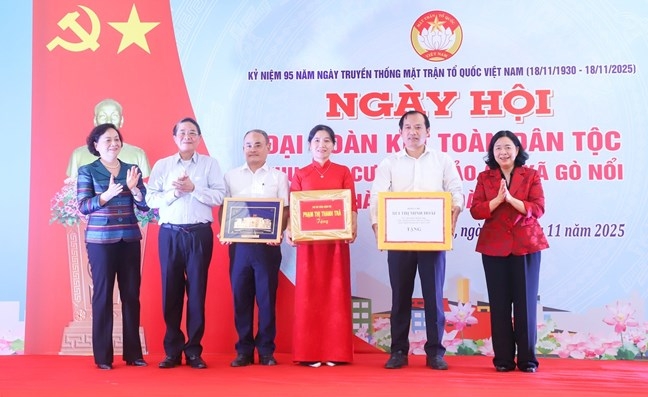 Chủ tịch Ủy ban Trung ương Mặt trận Tổ quốc Việt Nam Bùi Thị Minh Hoài tặng quà cho xã Gò Nổi, thành phố Đà Nẵng tại Ngày hội đại đoàn kết toàn dân tộc ngày 18/11/2025. Ảnh: Mặt trận.