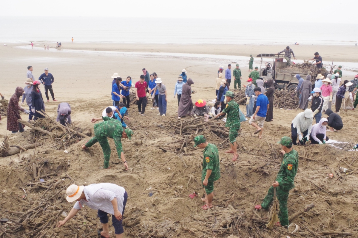 Các lực lượng tham gia dọn dẹp cẩn thận thu gom các vật nhọn nhằm bảo đảm an toàn cho du khách
