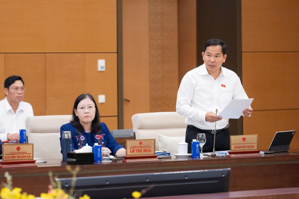 Tổng Thư ký, Chủ nhiệm Văn phòng Quốc hội Lê Quang Mạnh trình bày báo cáo.&nbsp;Ảnh: Quốc hội.