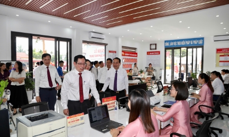 Phó Chủ tịch UBND thành phố Hải Phòng Vũ Tiến Phụng thăm Trung tâm Phục vụ hành chính công xã Quyết Thắng.