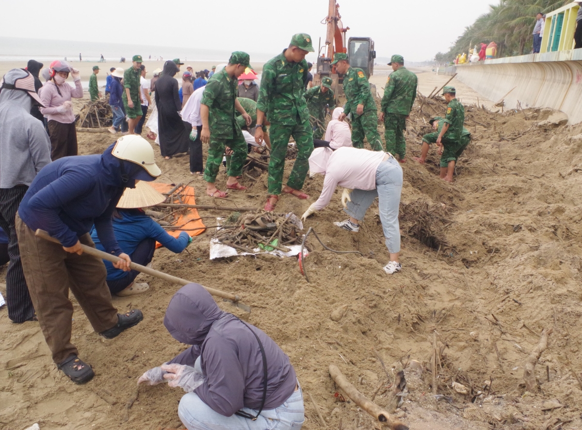 Chính quyền xã Hoằng Tiến khẩn trương triển khai chiến dịch tổng vệ sinh môi trường ven biển