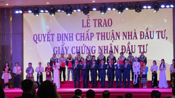 UBND tỉnh Điện Biên trao Quyết định chấp thuận đầu tư cho nhiều doanh nghiệp.