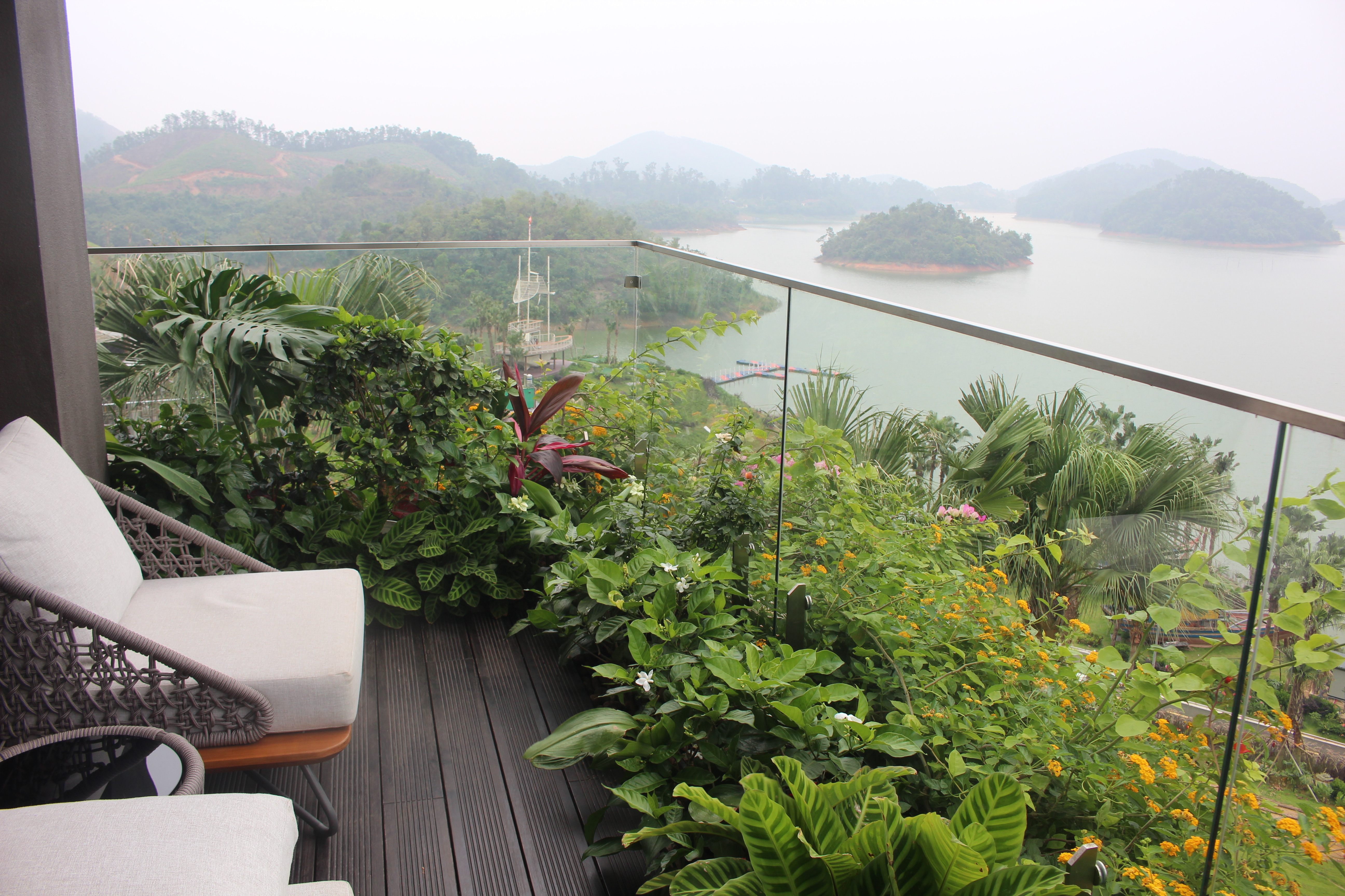 Không gian xanh trên balcon tầng 3 của một ngôi nhà ở Flamingo Maison 108 Ho Nui Coc. Ảnh: Chu Khôi.