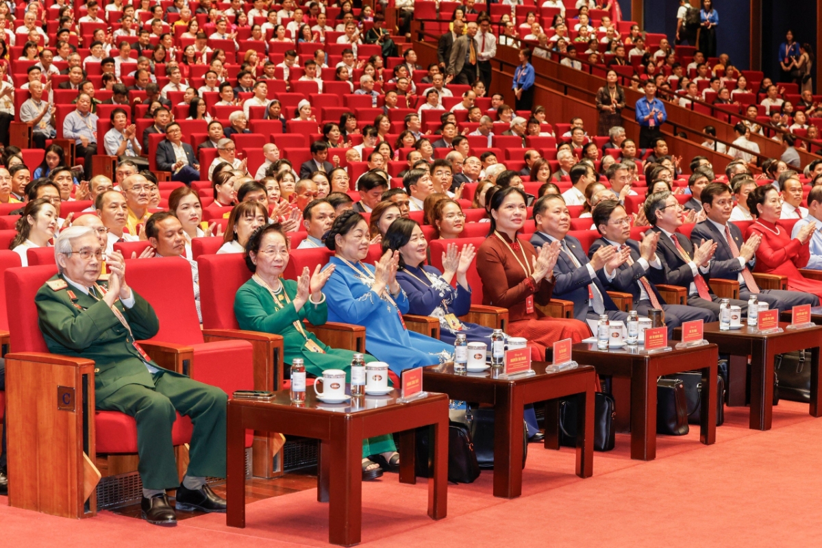 Bà Bùi Thị Minh Hoài, Ủy viên Bộ Chính trị, Bí thư Trung ương Đảng, Bí thư Đảng ủy Mặt trận Tổ quốc, các đoàn thể Trung ương, Chủ tịch Ủy ban Trung ương Mặt trận Tổ quốc Việt Nam khóa X và các đại biểu tham dự Đại hội. 