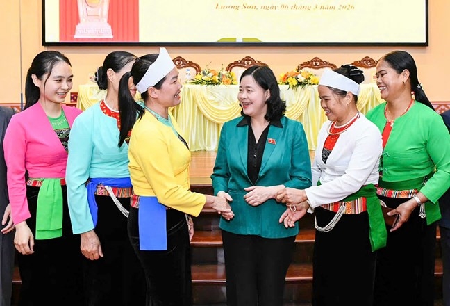 Ủy viên Bộ Chính trị, Bí thư Trung ương Đảng, Bí thư Đảng ủy Mặt trận Tổ quốc, các đoàn thể Trung ương, Chủ tịch Ủy ban Trung ương Mặt trận Tổ quốc Việt Nam Bùi Thị Minh Hoài cùng với cử tri tham dự Hội nghị&nbsp;tiếp xúc cử tri. Ảnh: Mặt trận.