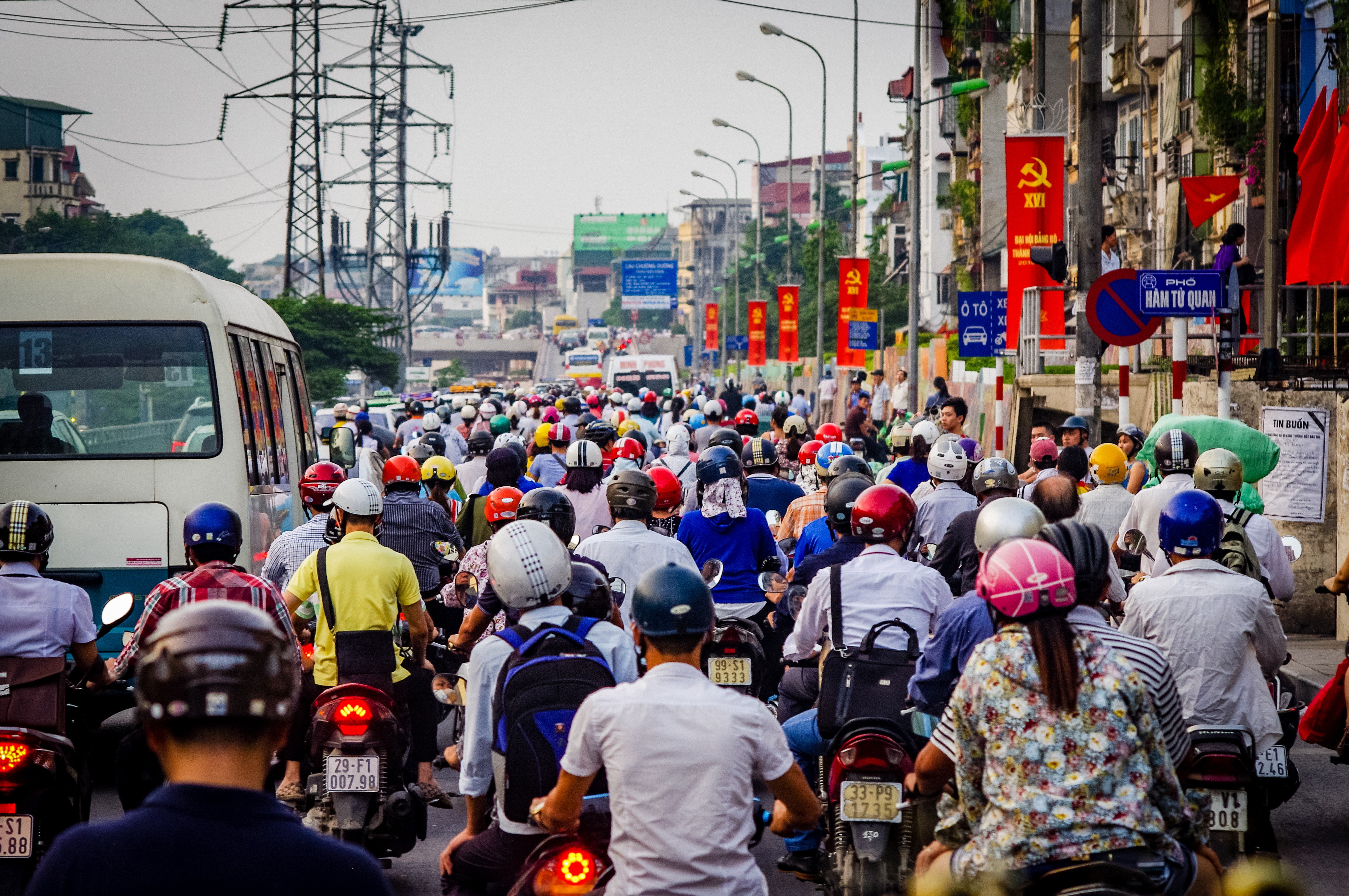 Người lái xe tại Việt Nam đang di chuyển trong một trong những môi trường giao thông đông đúc và biến động nhanh bậc nhất châu Á