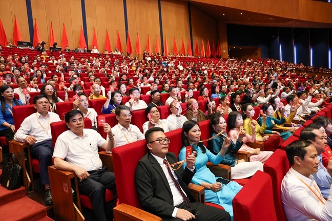  Đại biểu tiến hành biểu quyết tại Đại hội. Ảnh: Mặt trận.