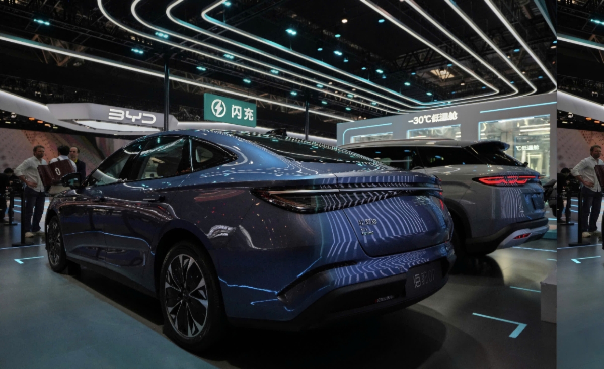 Giới thiệu công nghệ sạc pin mới của hãng BYD được trưng bày tại Auto China 2026. Ảnh AP/Andy Wong