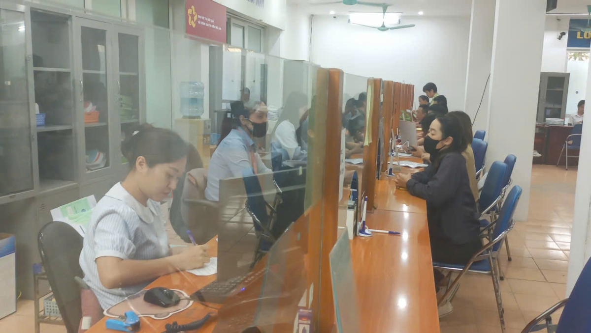 Chi trả chế độ cho người lao động hưởng bảo hiểm thất nghiệp. Ảnh: Nhật Dương.