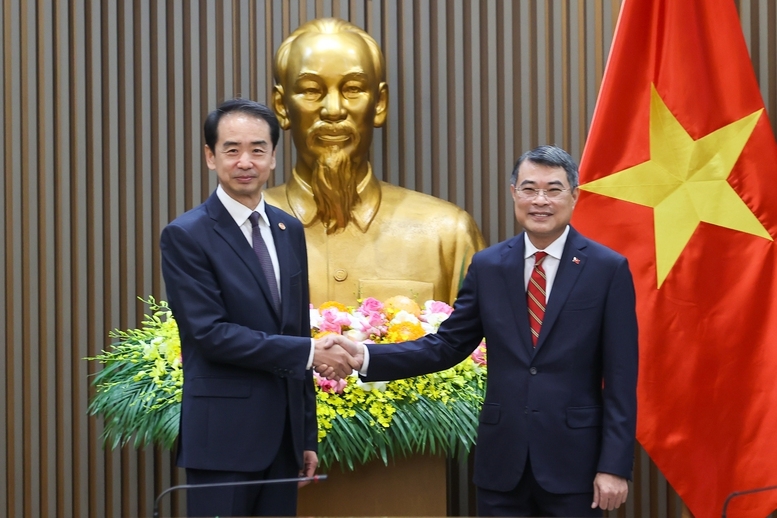 Thủ tướng Chính phủ Lê Minh Hưng và đồng chí Hà Vĩ, Đại sứ đặc mệnh toàn quyền nước Cộng hòa nhân dân Trung Hoa tại Việt Nam - Ảnh: VGP