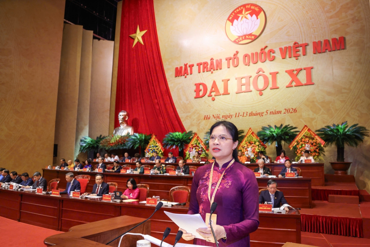 Bà Hà Thị Nga, Ủy viên Trung ương Đảng, Phó Chủ tịch - Tổng Thư ký Ủy ban Trung ương Mặt trận Tổ quốc Việt Nam  trình bày báo cáo tại đại hội.