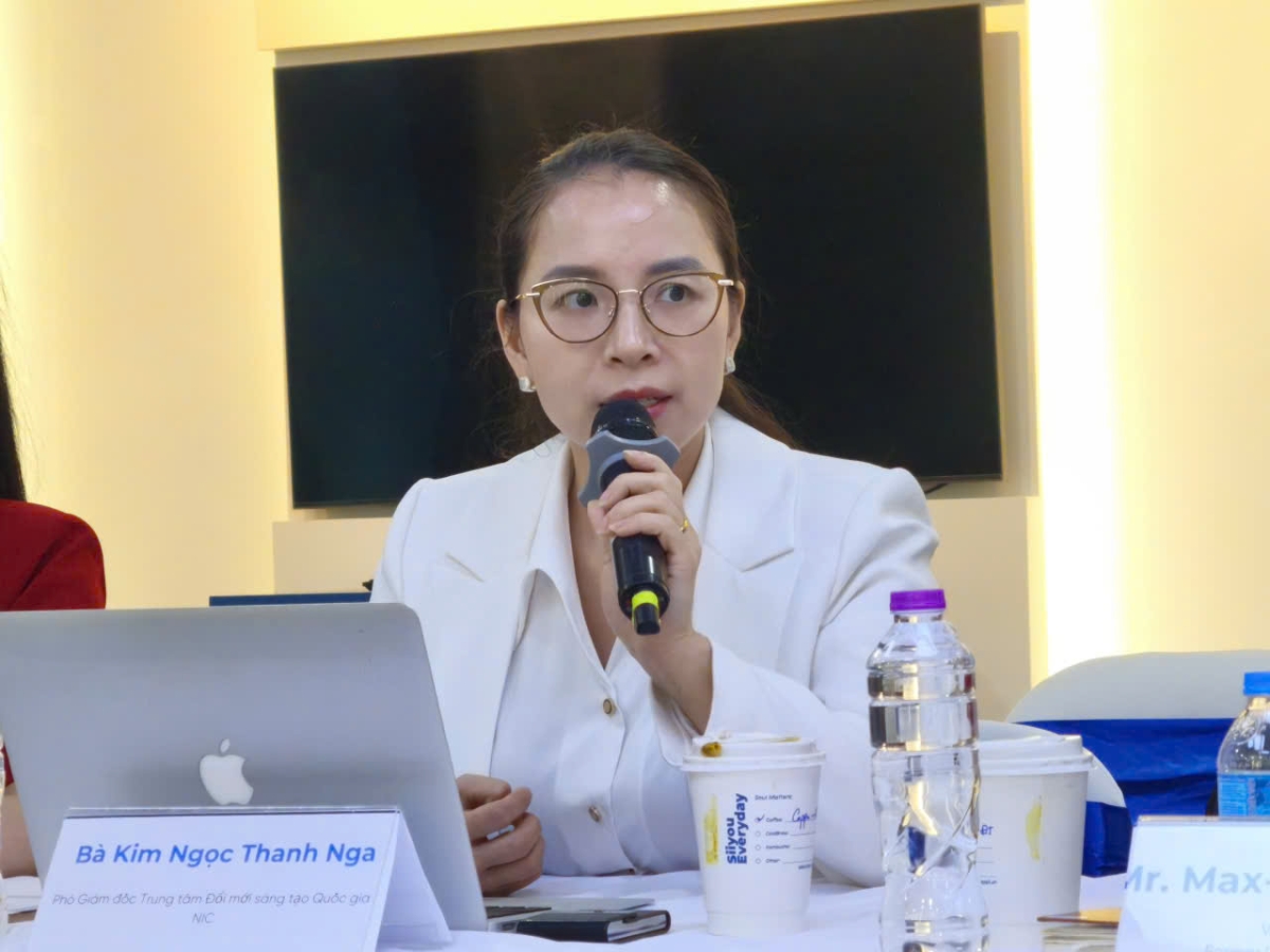 Bà Kim Ngọc Thanh Nga, Phó Giám đốc Trung tâm Đổi mới sáng tạo Quốc gia (NIC) chia sẻ tại buổi công bố thông tin.