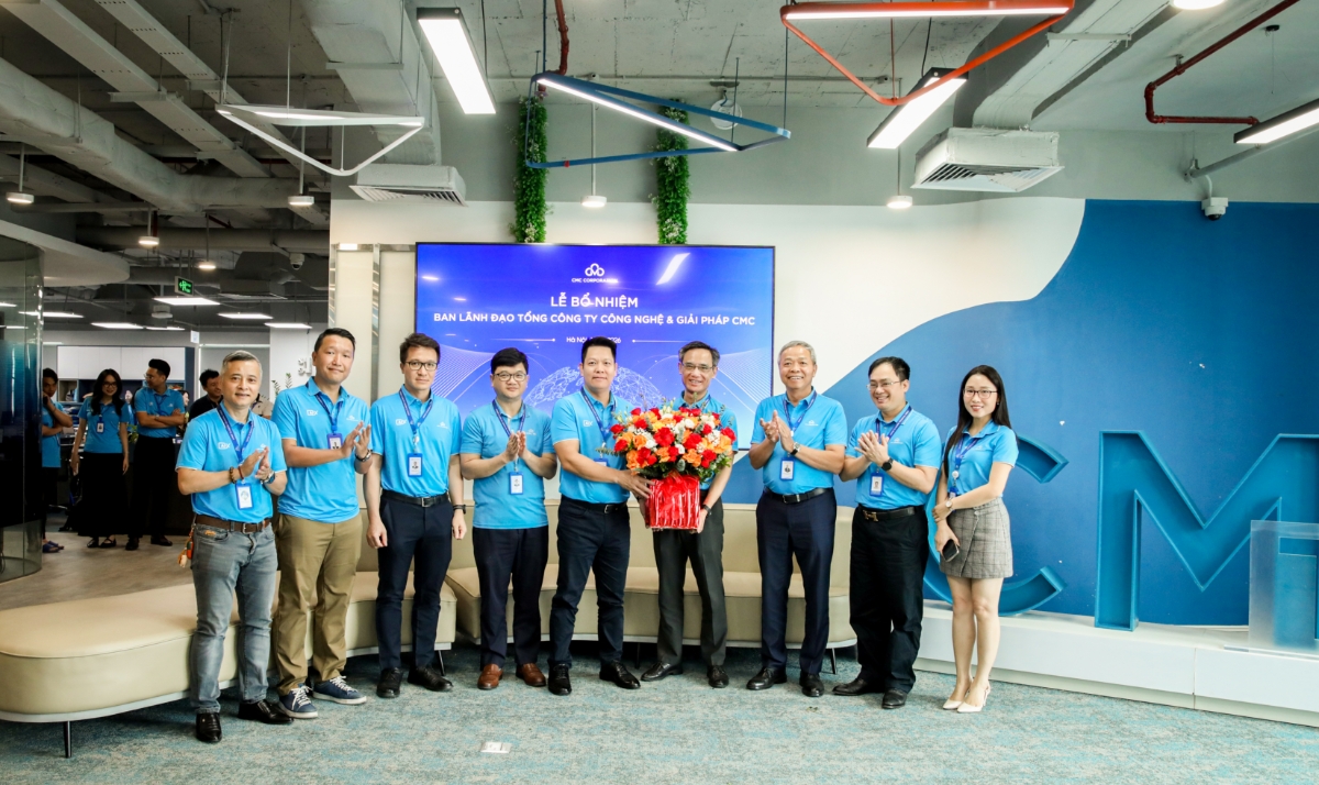 Ban lãnh đạo Tập đoàn CMC chúc mừng ban lãnh đạo mới CMC TS
