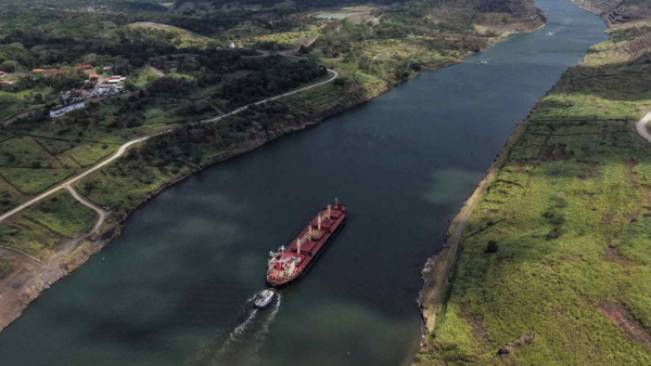 Mỗi ngày, chỉ một số lượng tàu nhất định có thể đi qua kênh đào Panama. - Ảnh: Reuters