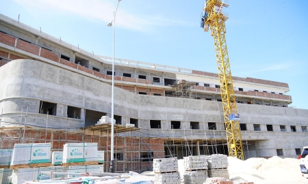 Công trường thi công hạng mục khối nhà chính Dự án Bệnh viện Đa khoa Quảng Ninh cơ sở 2, tỉnh Quảng Trị