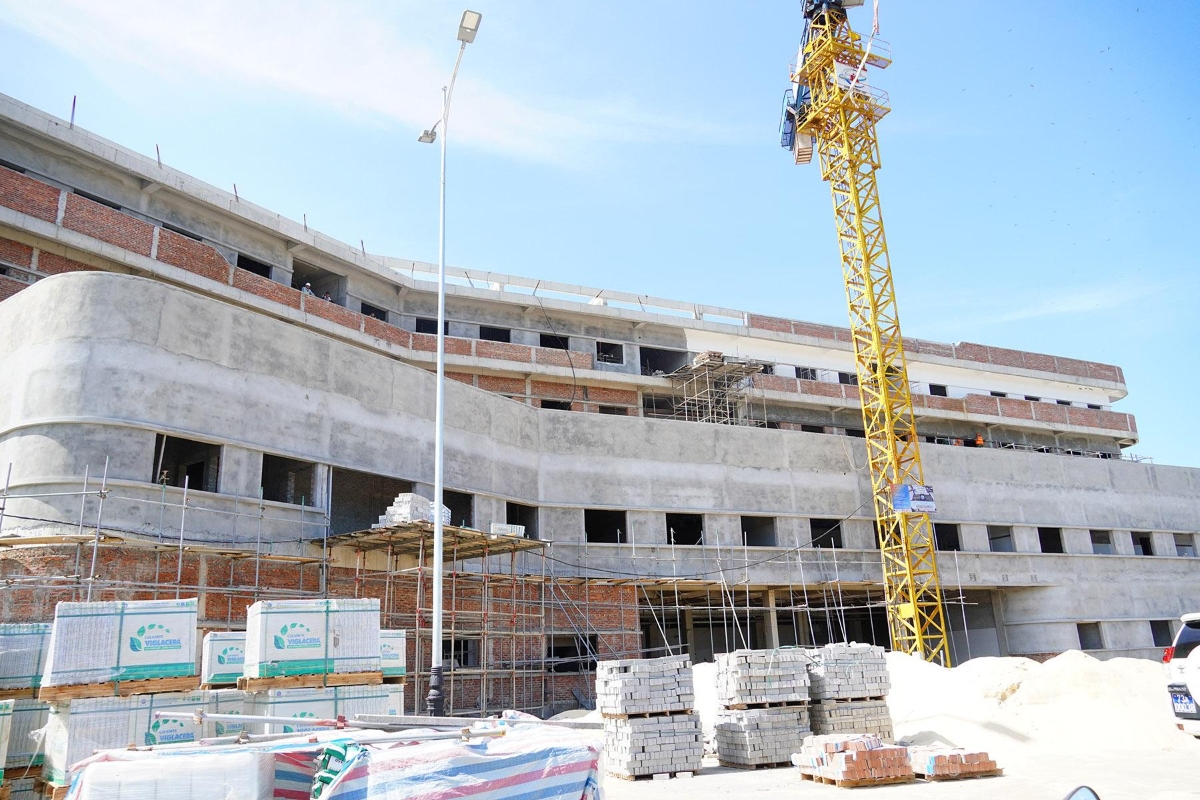 Công trường thi công hạng mục khối nhà chính Dự án Bệnh viện Đa khoa Quảng Ninh cơ sở 2, tỉnh Quảng Trị