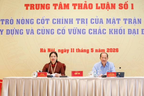 Ủy&nbsp;viên Trung ương Đảng, Phó Chủ tịch - Tổng Thư ký Ủy ban Trung ương Mặt trận Tổ quốc Việt Nam Việt Nam khóa X Hà Thị Nga; Phó Chủ tịch Ủy ban Trung ương Mặt trận Tổ quốc Việt Nam Việt Nam khóa X, Chủ tịch Hội Cựu Chiến binh Việt Nam Bế Xuân Trường chủ trì trung tâm thảo luận số 1.