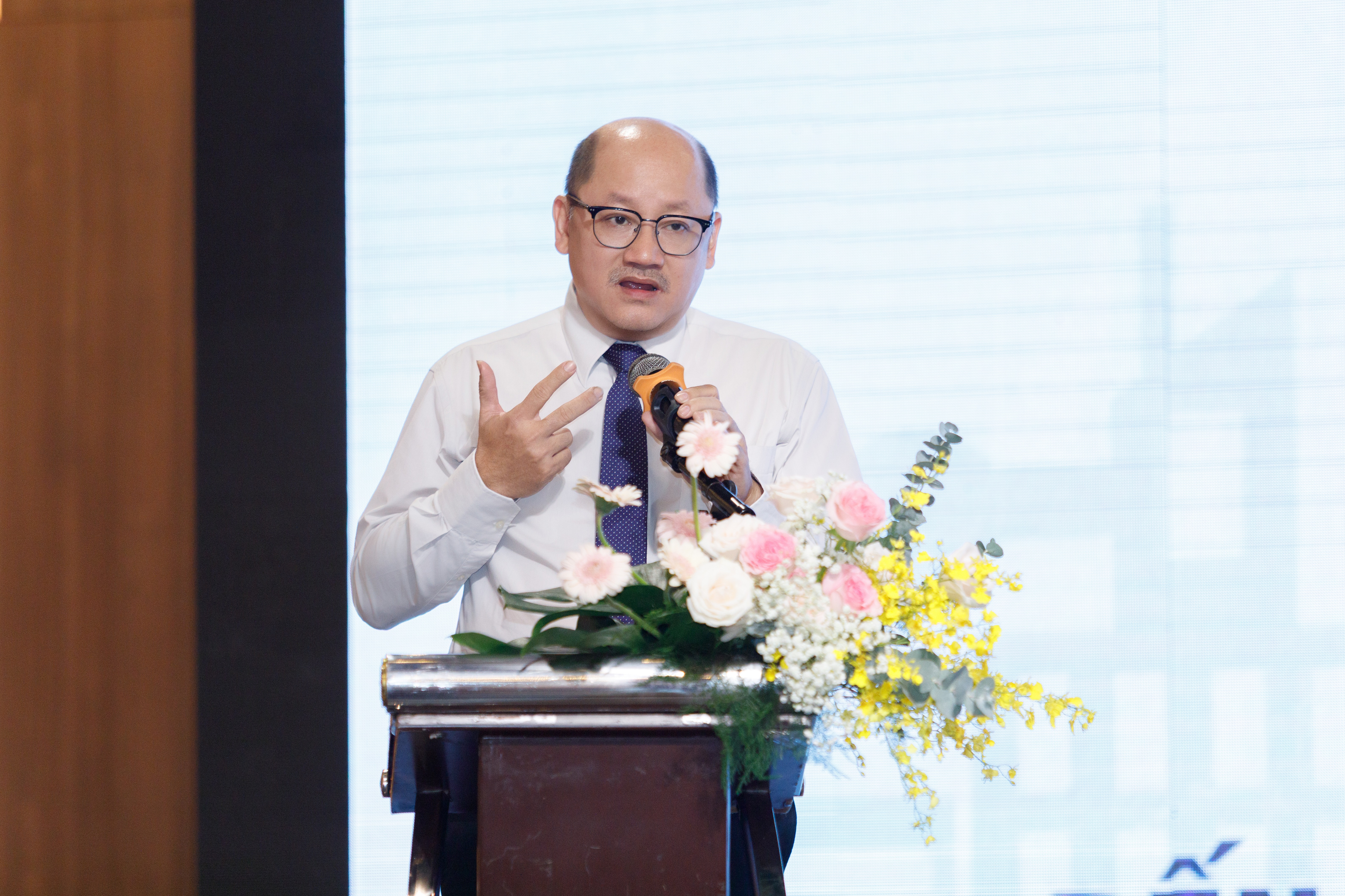 Ông Phạm Đăng Hồ, Trưởng phòng Phát triển Đô thị, Sở Xây dựng giới thiệu các chính sách và hướng dẫn pháp lý về đầu tư nhà ở xã hội, nhà lưu trú công nhân.