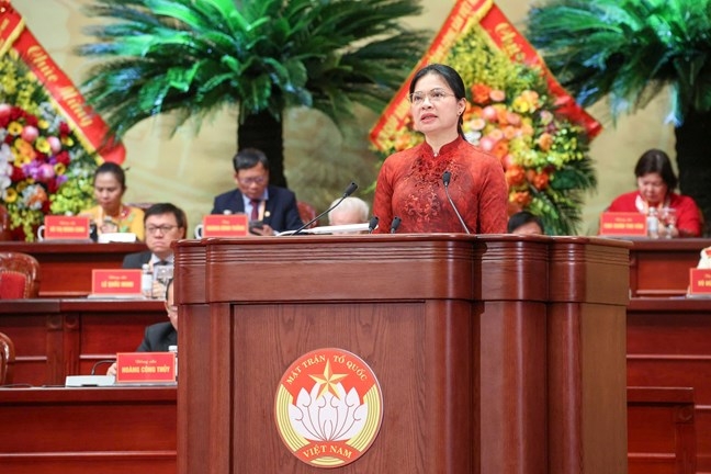 Bà Hà Thị Nga, Ủy viên Trung ương Đảng, Phó Chủ tịch&nbsp;– Tổng thư ký Uỷ ban Trung ương Mặt trận Tổ quốc Việt Nam khoá X trình bày Đề án.&nbsp;Ảnh: Mặt trận.