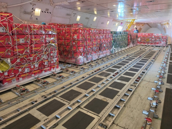 Chuyến bay charter thứ hai chở 98 tấn nông sản Việt Nam sang UAE là tín hiệu rõ ràng về niềm tin của các nhà nhập khẩu Trung Đông. Ảnh: Bộ Công Thương.