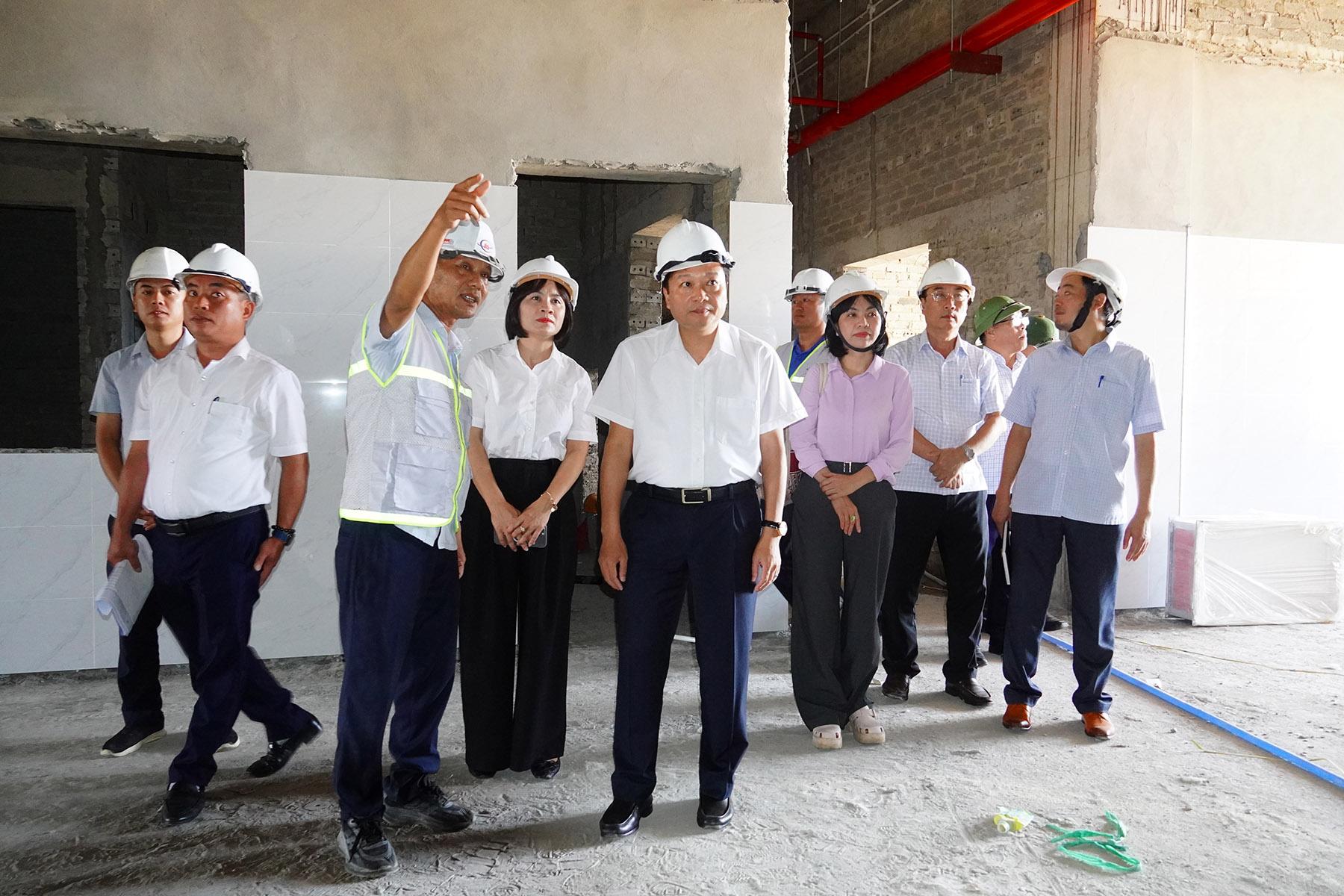 Chủ tịch UBND tỉnh Quảng Trị Lê Hồng Vinh kiểm tra tình hình thực hiện Dự án Bệnh viện Đa khoa Quảng Ninh (cơ sở 2)