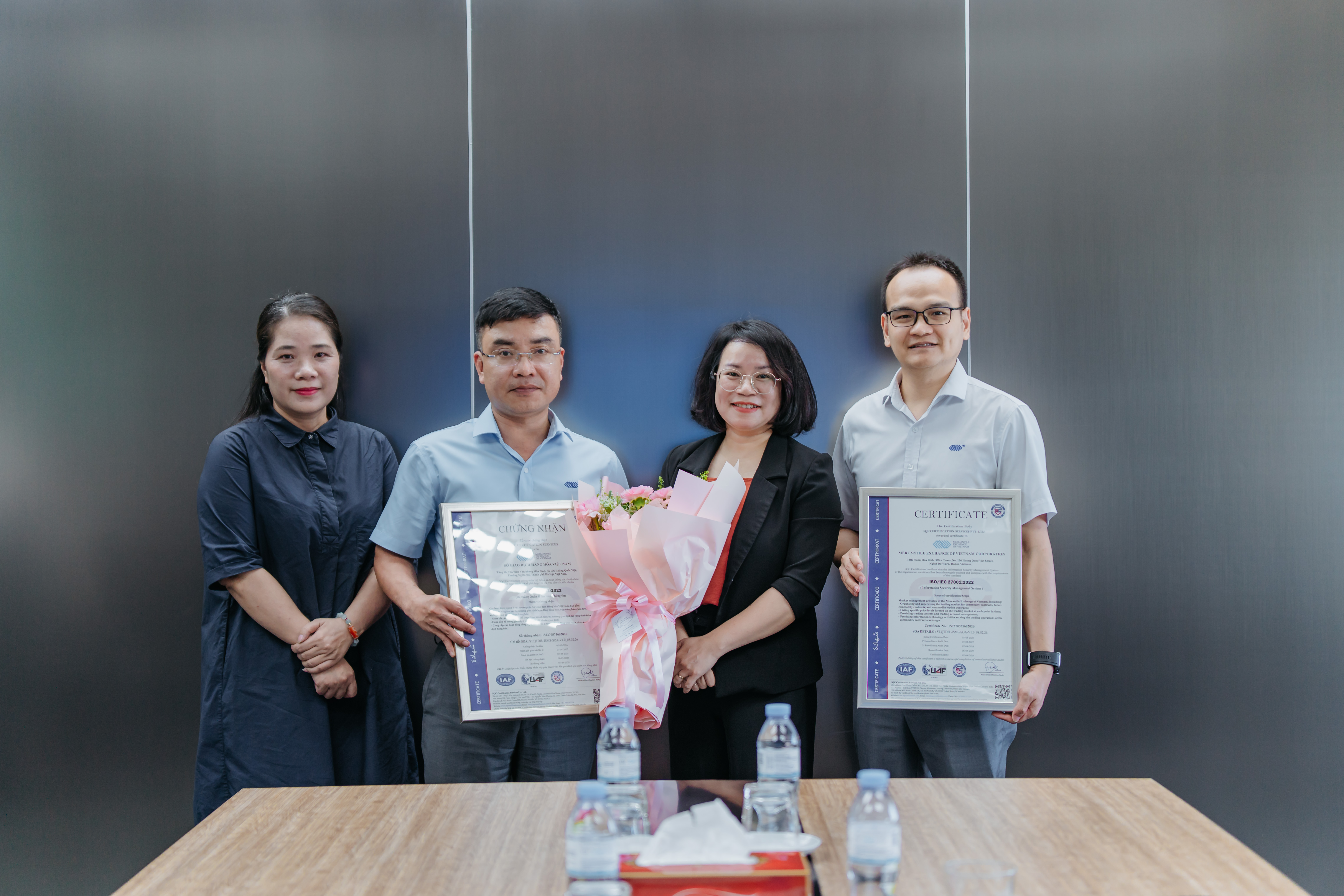 Đại diện MXV nhậ chứng nhận. Ảnh: MXV.