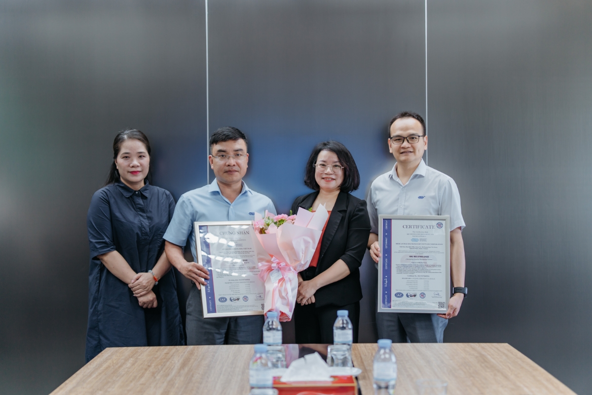 Đại diện MXV nhậ chứng nhận. Ảnh: MXV.