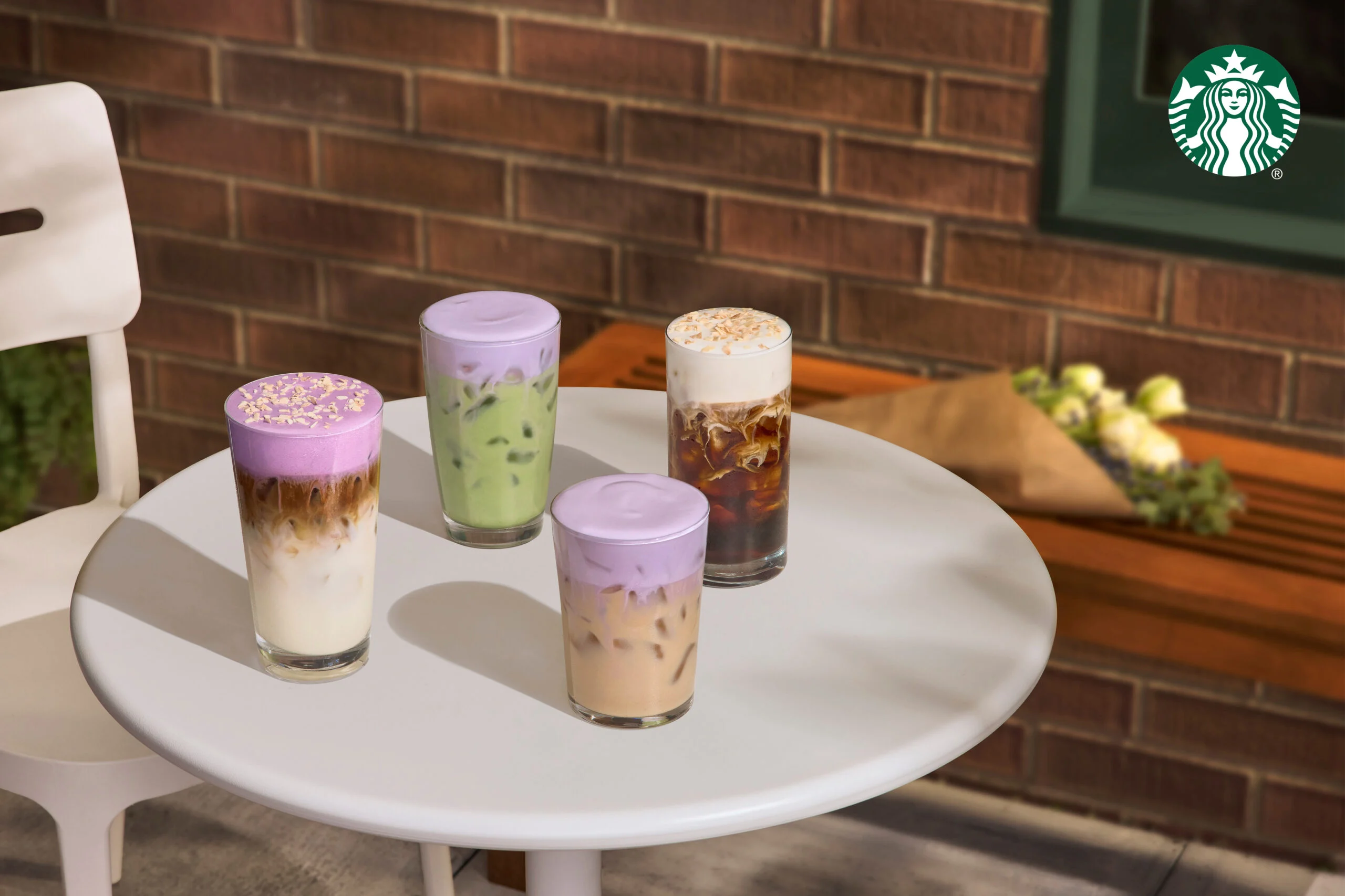 Starbucks đã tung ra các dòng đồ uống từ ube, thậm chí có cả món matcha ube với màu xanh tím bắt mắt.