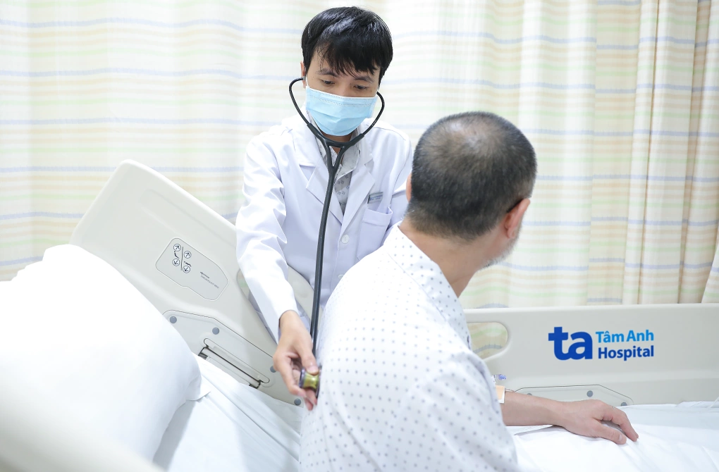 Bác sĩ Luân kiểm tra sức khỏe bệnh nhân trước lúc xuất viện. Ảnh:&nbsp;Bệnh viện Đa khoa Tâm Anh