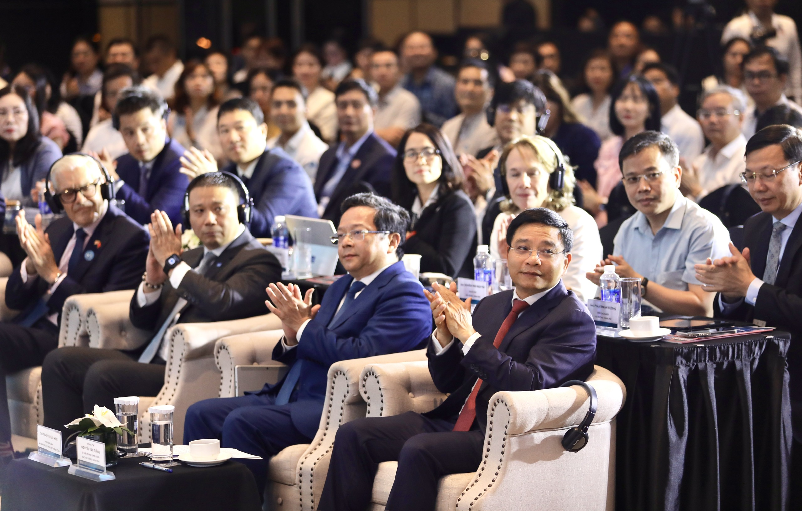 Phó Thủ tướng Nguyễn Văn Thắng và đại diện các Ban, bộ, ngành Trung ương tham dự Diễn đàn. Ảnh: Việt Dũng