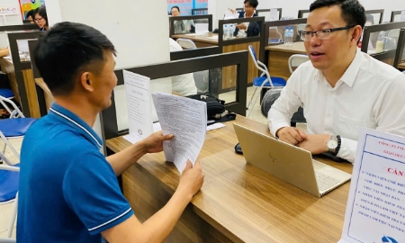 Doanh nghiệp trao đổi với người lao động trong quá trình tuyển dụng. Ảnh: N.D. 