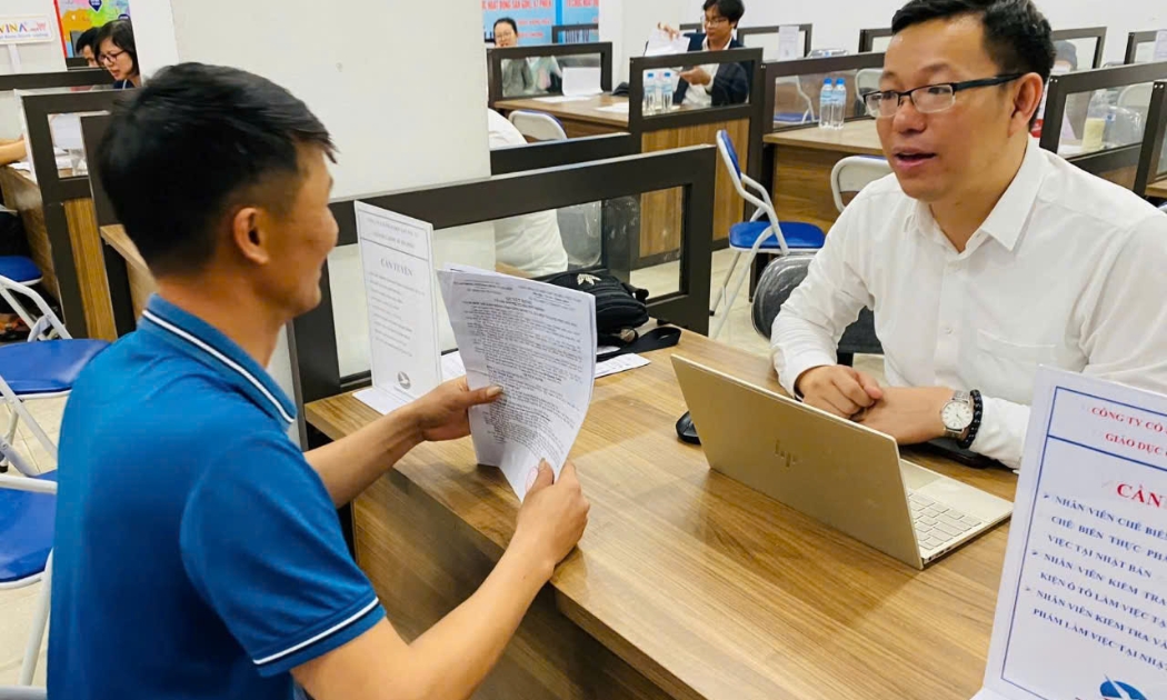 Doanh nghiệp nâng lương để giữ chân lao động trước giá cả tăng cao