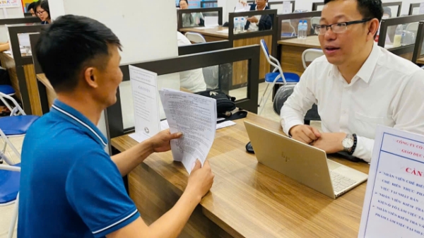 Doanh nghiệp nâng lương để giữ chân lao động trước giá cả tăng cao