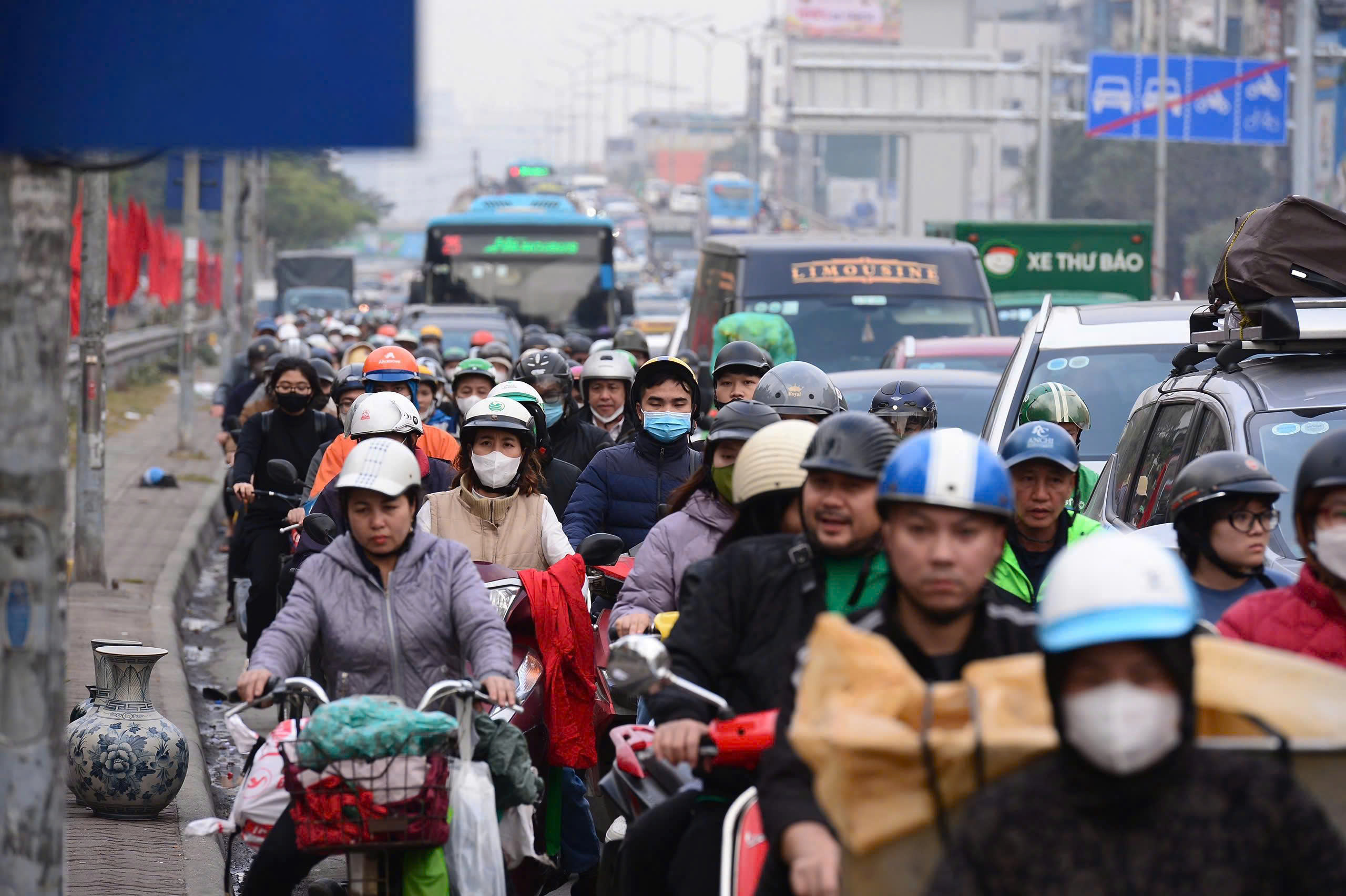 “Việc triển khai chỉ là vấn đề thời gian, bởi Hà Nội đã có lộ trình, trước mắt có thể thí điểm ở khu vực lõi đô thị, sau đó mới mở rộng ra các khu vực khác. Tôi cho rằng đây là tư duy phù hợp trong quá trình xây dựng đề án”, bà An nhận định. Ảnh minh hoạ: Phi Hùng.