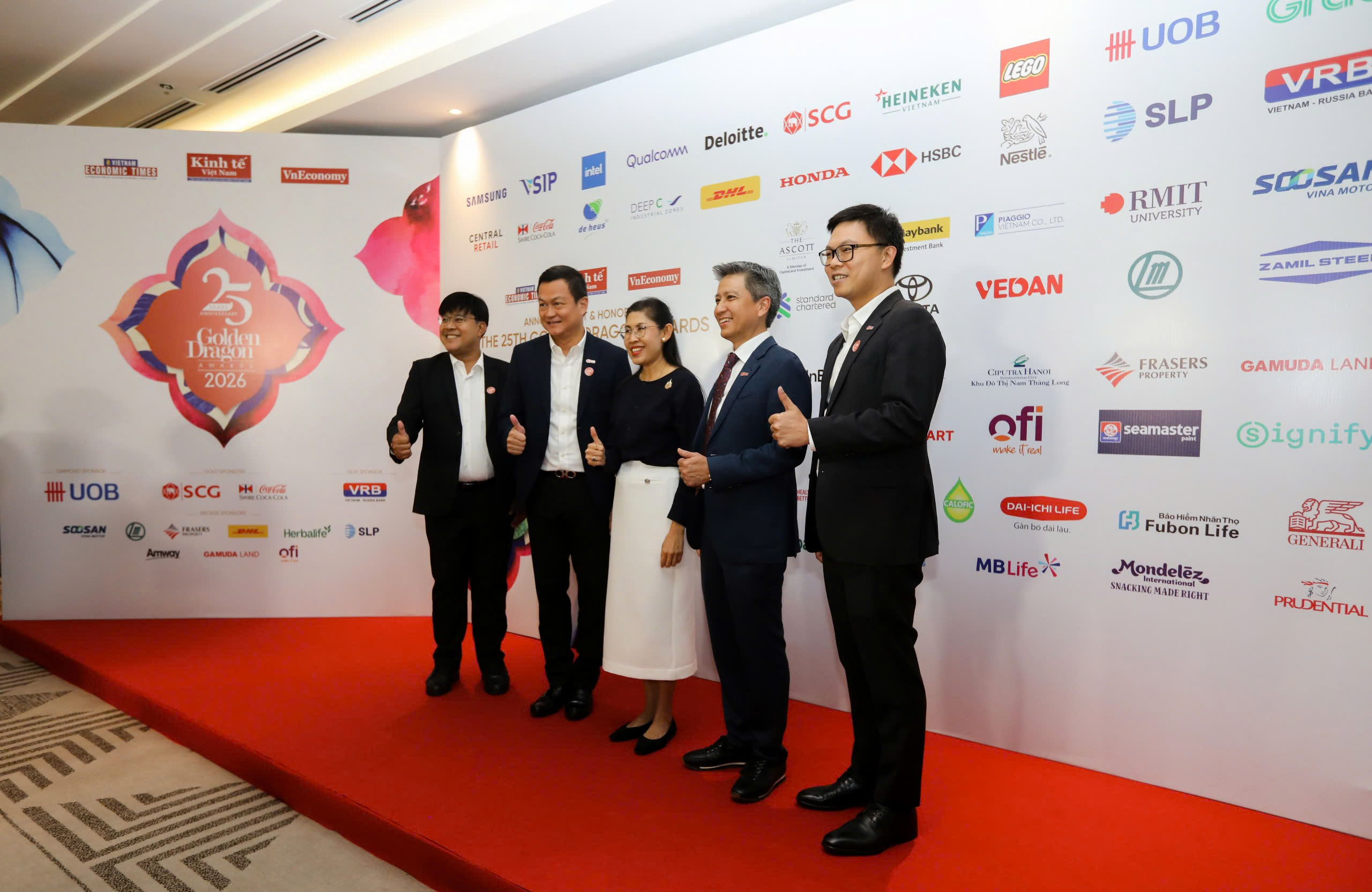Đại diện các doanh nghiệp FDI chụp ảnh lưu niệm tại Lễ công bố và Vinh danh các doanh nghiệp FDI tiêu biểu 2025-2026 nhận giải thưởng Rồng Vàng 2026.