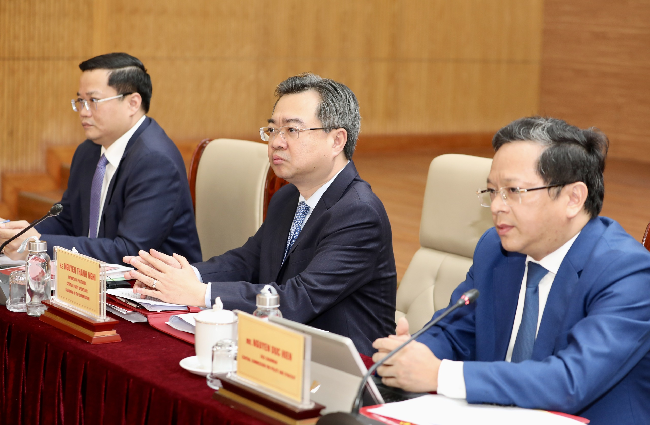 Trưởng Ban Chính sách, Chiến lược Trung ương Nguyễn Thanh Nghị cùng lãnh đạo các Bộ, Ban ngành lắng nghe các ý kiến, đề xuất từ các Hiệp hội, doanh nghiệp đầu tư nước ngoài.