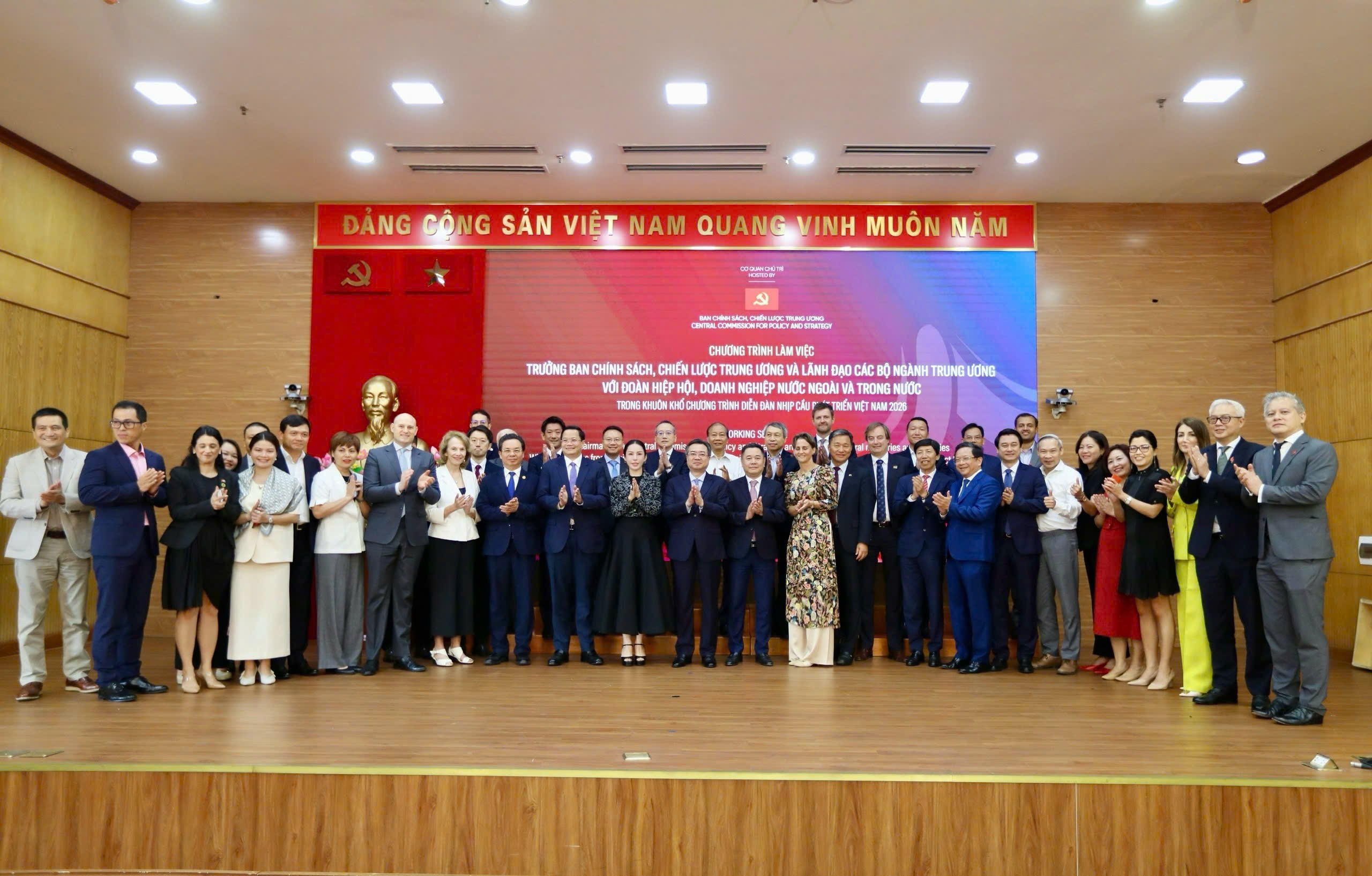 Ông Nguyễn Quang Nghị cho rằng, những năm qua cộng đồng doanh nghiệp nước ngoài đang tiếp tục thể hiện niềm tin tích cực với chính sách và định hướng cải thiện môi trường đầu tư kinh doanh của Việt Nam trong thời gian tới. 