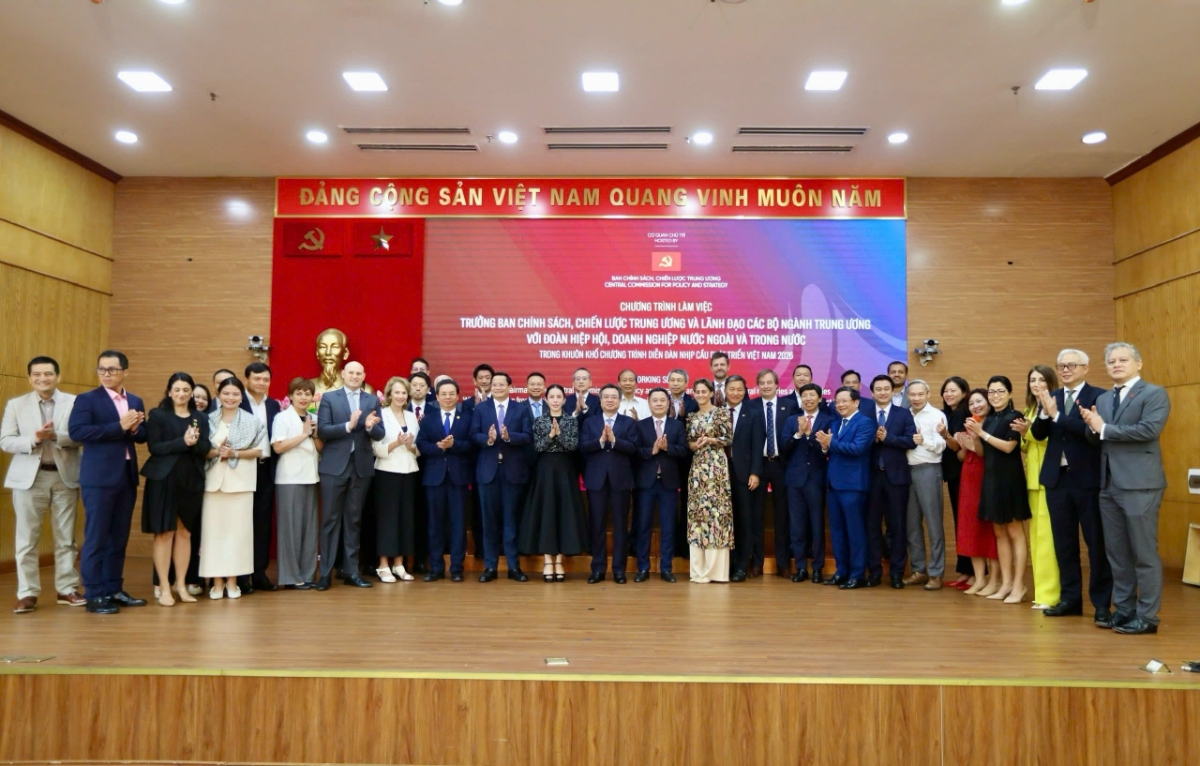 Ông Nguyễn Quang Nghị cho rằng, những năm qua cộng đồng doanh nghiệp nước ngoài đang tiếp tục thể hiện niềm tin tích cực với chính sách và định hướng cải thiện môi trường đầu tư kinh doanh của Việt Nam trong thời gian tới.&nbsp;