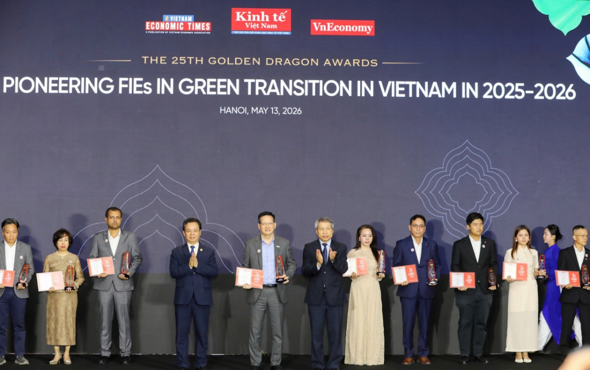 Top 10 Doanh nghiệp tiên phong chuyển đổi xanh 2025–2026 gồm: Công ty TNHH Bia Anheuser-Busch InBev Việt Nam; CapitaLand Development (Việt Nam); Công ty TNHH Phát triển Khu đô thị Nam Thăng Long; Frasers Property Việt Nam; Gamuda Land Việt Nam – Ambience; Tập đoàn GE Vernova; Công ty Cổ phần Trung tâm Thương mại Lotte Việt Nam; Công ty TNHH Olam Việt Nam; Công ty TNHH Sơn Seamaster (Việt Nam); Signify Việt Nam.