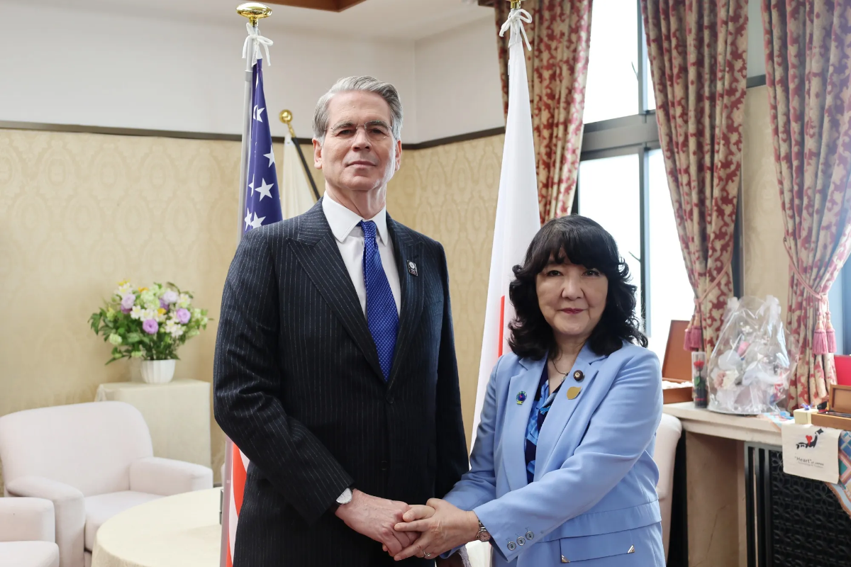 Bộ trưởng Bộ Tài chính Mỹ Scott Bessent (trái) và Bộ trưởng Bộ Tài chính Nhật Bản Satsuki Katayama - Ảnh: Bloomberg.