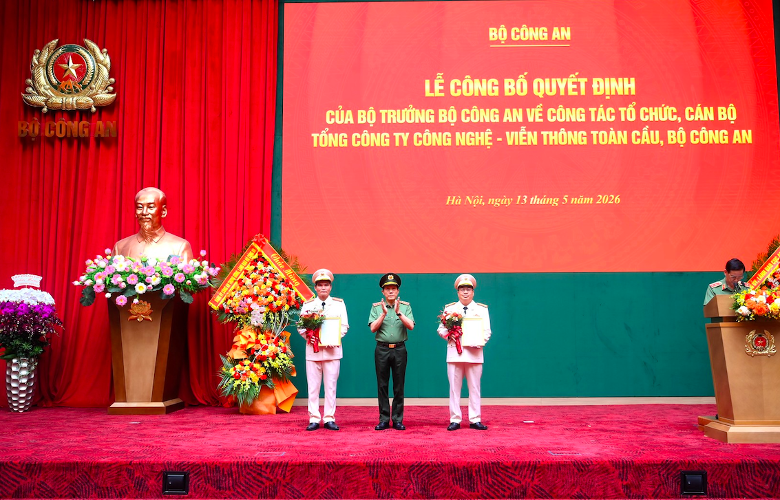 Bộ trưởng Lương Tam Quang trao Quyết định của Bộ trưởng Bộ Công an về công tác cán bộ của Tổng công ty GTEL - Ảnh: Bộ Công an.
