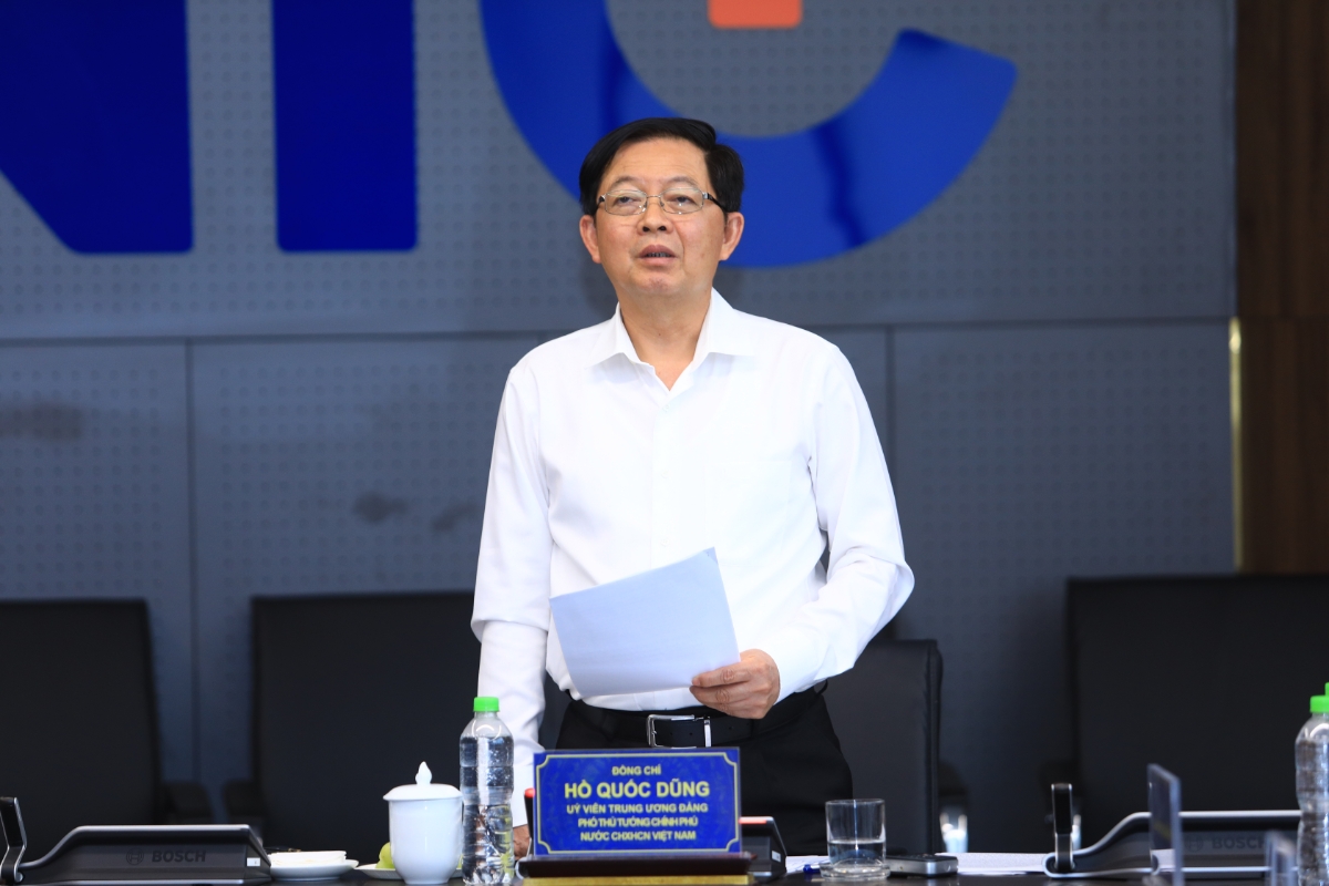 Phó Thủ tướng Chính phủ Hồ Quốc Dũng chỉ đạo tại buổi làm việc tại Trung tâm Đổi mới sáng tạo Quốc gia (NIC) Hoà Lạc.