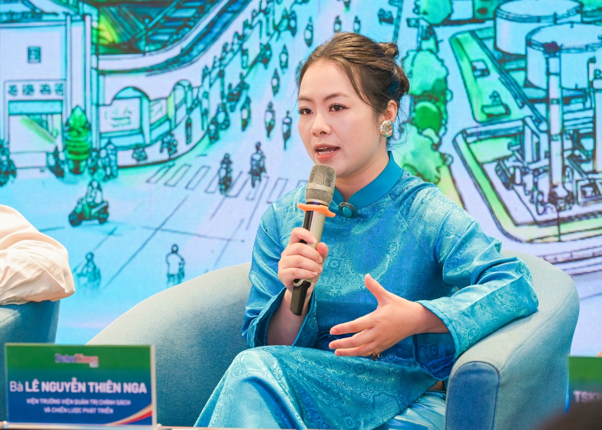 Bà Lê Nguyễn Thiên Nga, Viện trưởng Viện Quản trị chính sách và Chiến lược phát triển phát biểu tại Tọa đàm.