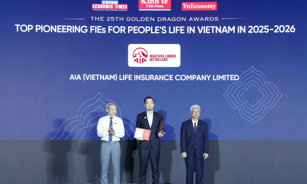 Ông Nguyễn Quang Duy, Phó Tổng giám đốc Marketing và Phát triển Kinh doanh Kênh Đối tác đại diện AIA Việt Nam nhận danh hiệu Rồng Vàng 2026 từ Ban tổ chức.