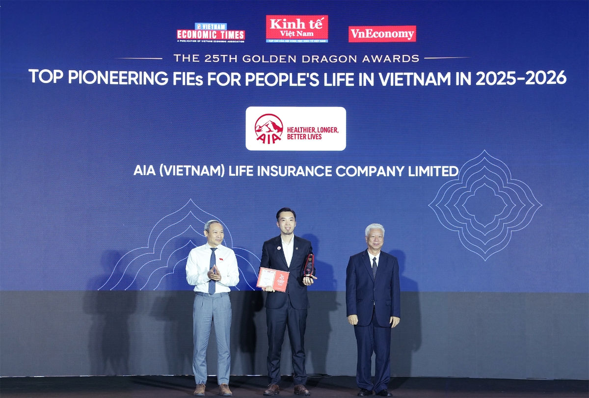 Ông Nguyễn Quang Duy, Phó Tổng giám đốc Marketing và Phát triển Kinh doanh Kênh Đối tác đại diện AIA Việt Nam nhận danh hiệu Rồng Vàng 2026 từ Ban tổ chức.