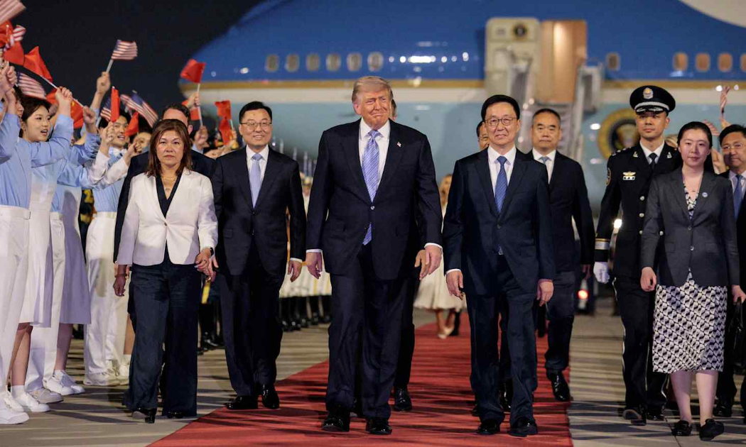 Tổng thống Mỹ Donald Trump tới Bắc Kinh, bắt đầu chuyến thăm cấp nhà nước tới Trung Quốc kéo dài 2 ngày - Ảnh: Reuters