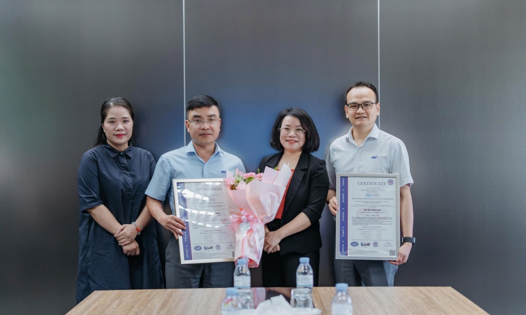 Đại diện MXV nhận chứng nhận ISO/IEC 27001:2022. Ảnh: MXV.