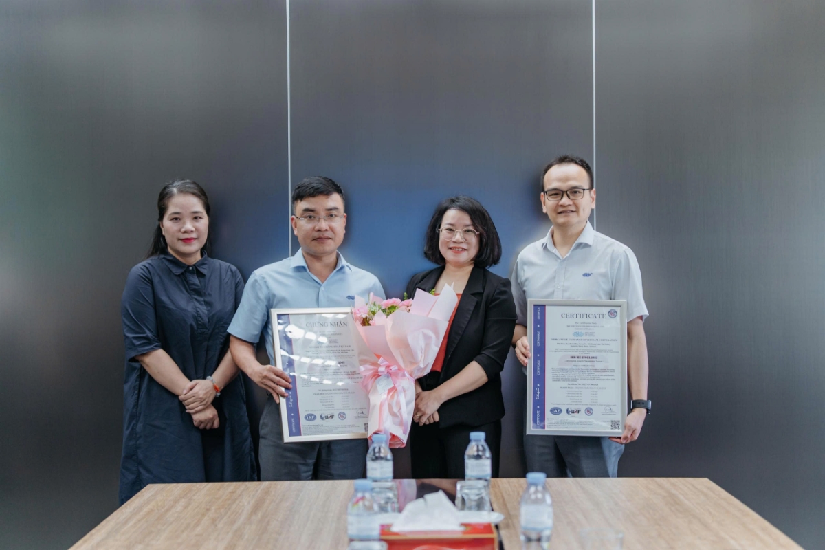 Đại diện MXV nhận chứng nhận ISO/IEC 27001:2022. Ảnh: MXV.