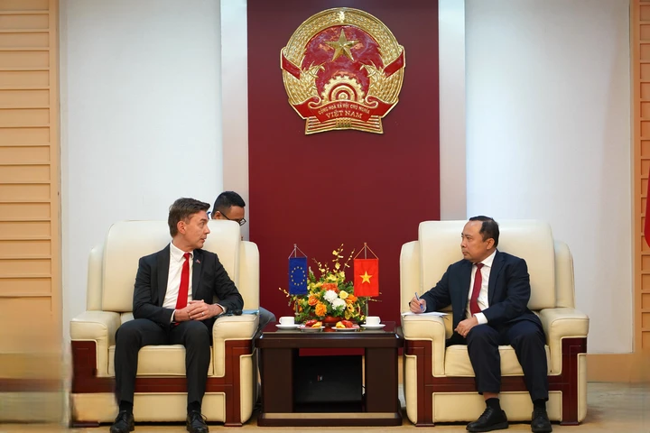 Bộ trưởng Vũ Hải Quân đã tiếp Đại sứ đặc mệnh toàn quyền Phái đoàn EU tại Việt Nam Julien Guerrier. 