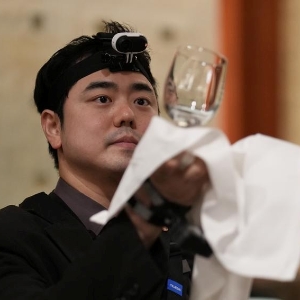 David Park, quản lý bộ phận thực phẩm và đồ uống tại Lotte Hotel Seoul, trình diễn trong cuộc phỏng vấn với hãng tin AP tại Seoul, Hàn Quốc. Ảnh: AP/Lee Jin-man.